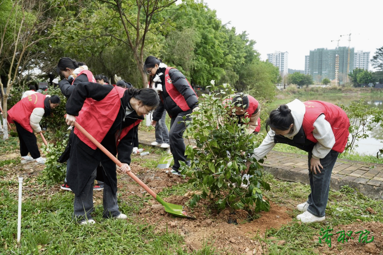 绿美校园，共植希望——清职院开展绿美生态校园义务植树启动仪式