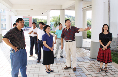 2010年8月30日，清远市副市长廖迪娜（左2）在市委、市政府副秘书长梁思（右1）的陪同下，到我院检查完善校园建设项目。